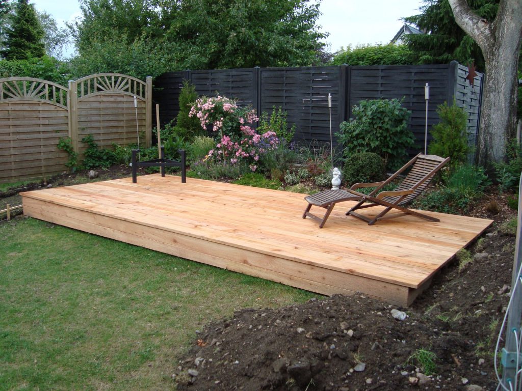 Holzpodest als Sonnenplatz im Garten