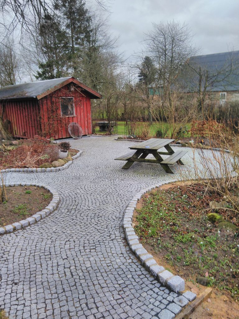 Terrasse aus Natursteinpflaster